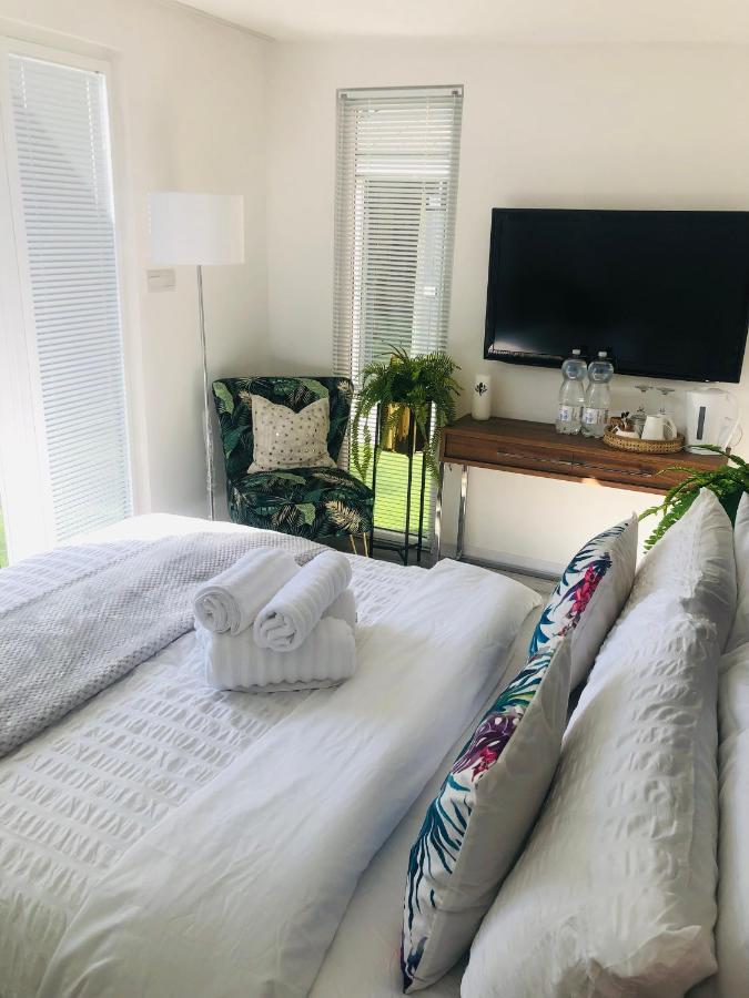 Meezee Pearl Double Bed Lodge With Free Parking Salford  Esterno foto