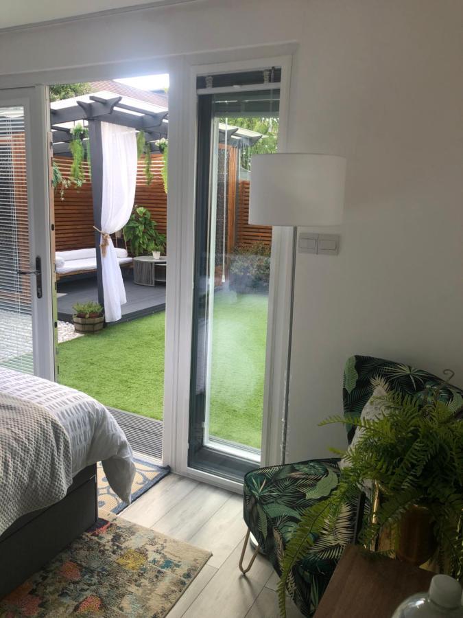 Meezee Pearl Double Bed Lodge With Free Parking Salford  Esterno foto