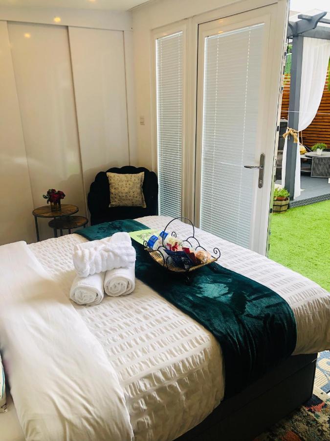 Meezee Pearl Double Bed Lodge With Free Parking Salford  Esterno foto