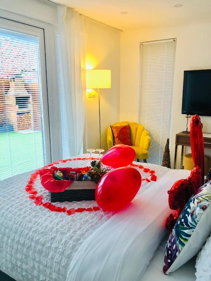 Meezee Pearl Double Bed Lodge With Free Parking Salford  Esterno foto